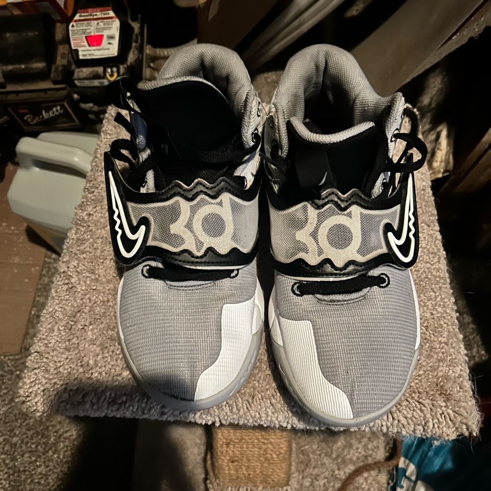 Nike KDs size 9.5 in excellent condition.